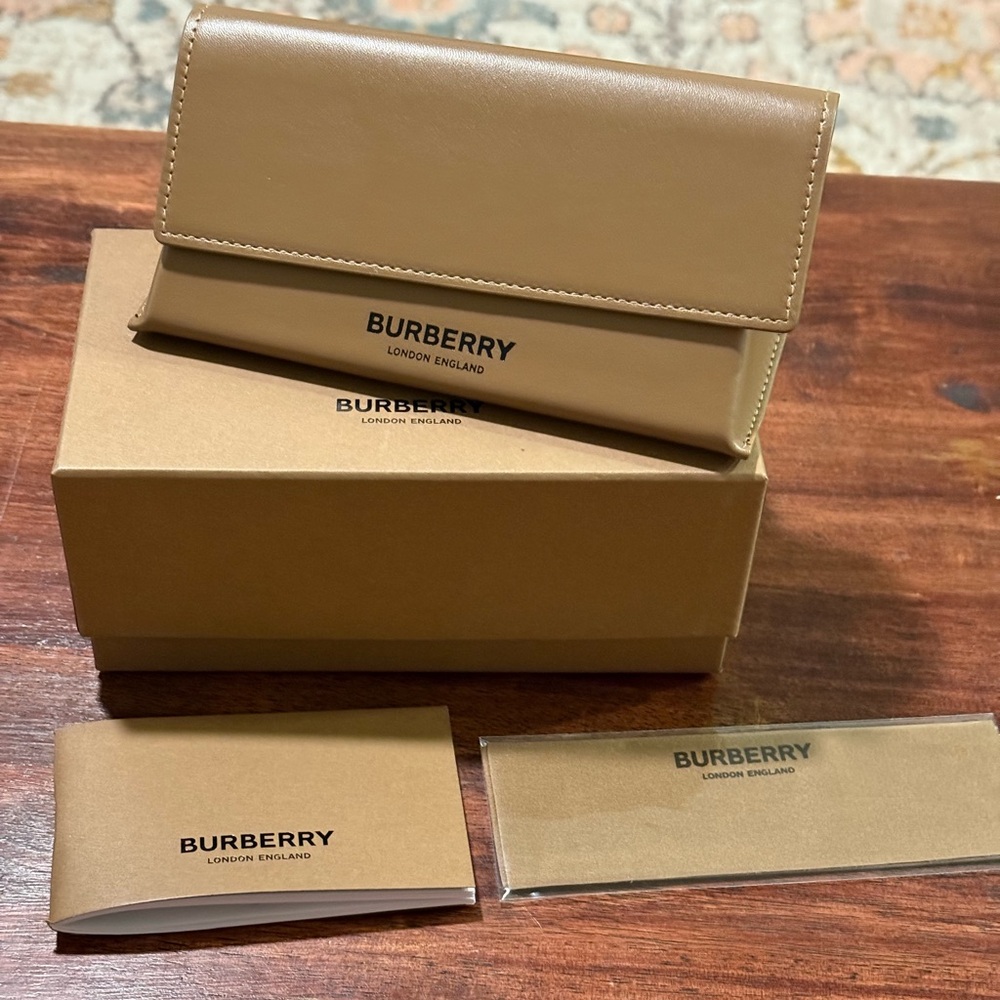 Burberry Black Visor Sunglasses with Tan Case - Picture 8 of 14